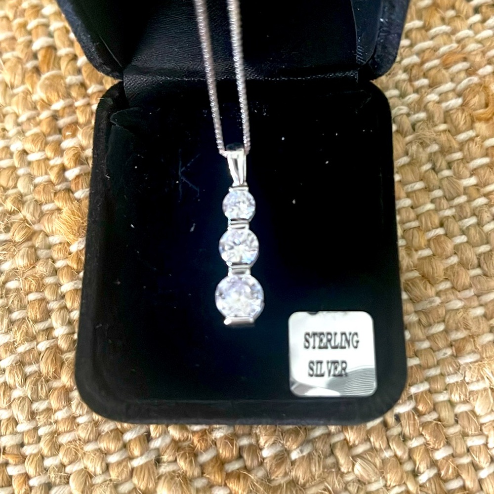 New in box 3 diamond pendant different sizes stacked sterling silver 18” chain